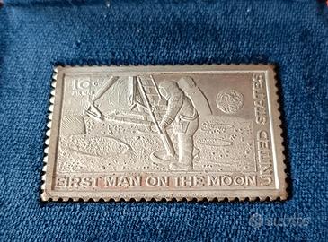 Francobollo argento primo uomo sulla luna 
