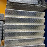 Scaffalature negozio elettrodomestici per 350 mq