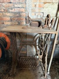 Tavolo Singer con macchina da cucire