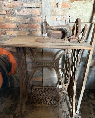 Tavolo Singer con macchina da cucire