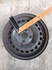 Cerchio ruota auto in acciaio