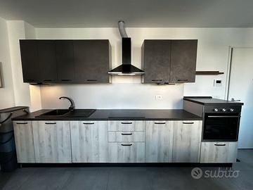 Cucina lineare completa di elettrodomestici