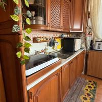 Cucina in noce completa con lavastoviglie