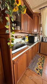 Cucina in noce completa con lavastoviglie