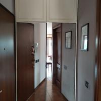 Armadio in legno con ante a specchio