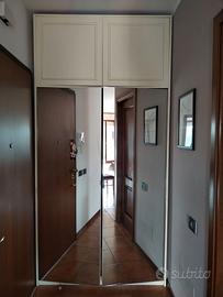 Armadio in legno con ante a specchio