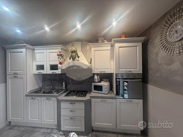 cucina moderna  bianco e argento e strassss