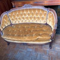 Divanetto antico in velluto ocra capitonné