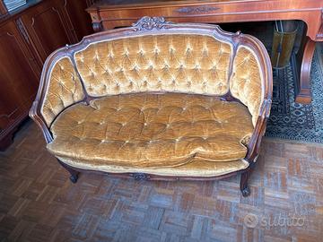 Divanetto antico in velluto ocra capitonné