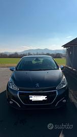 Peugeot 208 grigio scuro