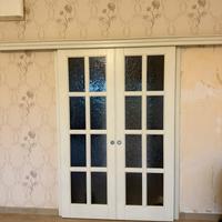 Porta con cornice in legno, vetro con trama