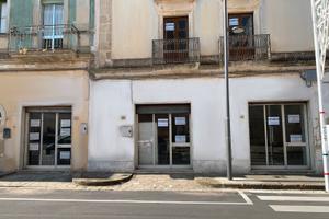 Locale commerciale più appartamento e attico