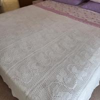 Copriletto lavorato a mano all' uncinetto 