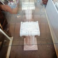 Tavolo cristallo capitelli polvere marmo