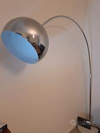 Lampada da terra ad arco