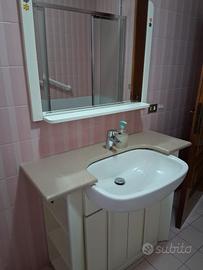 Bagno con specchio e mobiletto sottostante