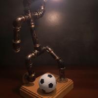 Lampada da tavolo steampunk a tubo idraulico.