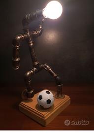 Lampada da tavolo steampunk a tubo idraulico.