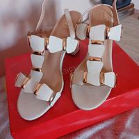 sandalo elegante bianco e oro