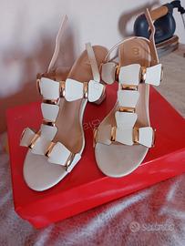 sandalo elegante bianco e oro
