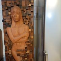 Scultura in legno  con supporti in metallo