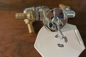 Rubinetto benzina due vie per imbarcazioni