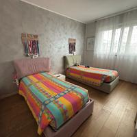 Letti singoli con cassettone+scrivanie e librerie