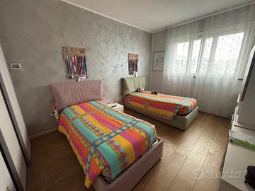 Letti singoli con cassettone+scrivanie e librerie