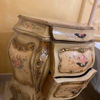 due comodini in stile veneziano