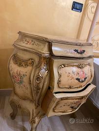 due comodini in stile veneziano