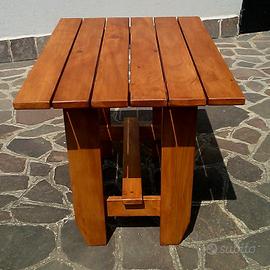 Tavolo in pino a liste