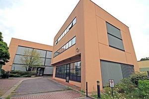 Immobile di 2700 m² con più di 5 locali a Treviolo