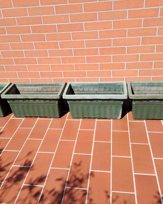 4 Fioriere da giardino in plastica
 30 x 30x 60