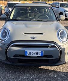 MINI COOPER SE GUARDA LE FOTO