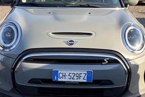 MINI COOPER SE GUARDA LE FOTO