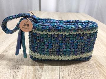Pochette realizzata all'uncinetto a mano