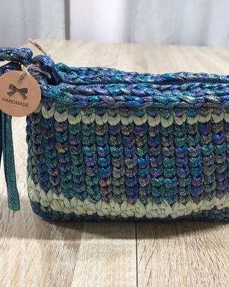 Pochette realizzata all'uncinetto a mano