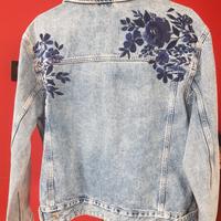 Giubbotto di jeans H&M con ricamo sulla schiena 