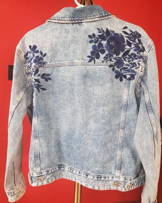 Giubbotto di jeans H&M con ricamo sulla schiena 