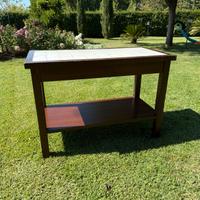 Tavolo in legno e mattonelle