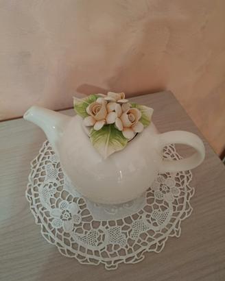 Teiera con coperchio in ceramica Capodimonte 
