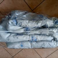 Trapunta bianca con fiori blu