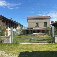 Rustico con fienili e terreno caselette