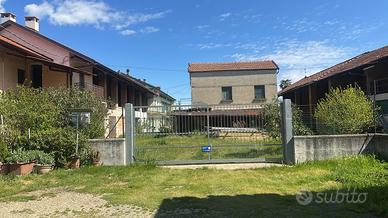 Rustico con fienili e terreno caselette