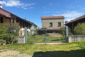 Rustico con fienili e terreno caselette