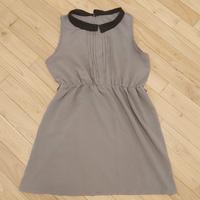 Vestito beige stretto in vita