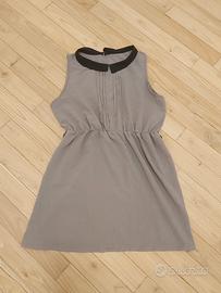 Vestito beige stretto in vita