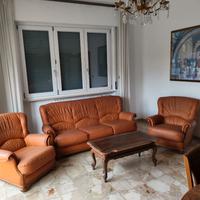 Salotto in VERA PELLE divano, 2 Poltrone e tavolo