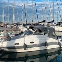 Barca a motore