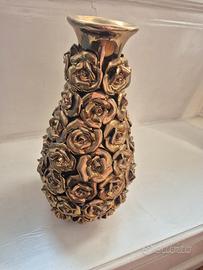 Vaso con rose dorate Kare design